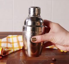 Shaker à boisson en métal de qualité supérieure avec une construction polie durable et une poignée confortable pour les bars à cocktails, les restaurants, les hôtels et les fêtes - Product Image 1