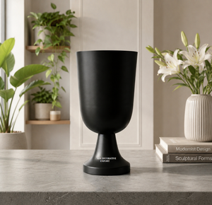 Vase décoratif élégant noir en forme de gobelet, grande urne à finition mate pour arrangements floraux, vase sur piédestal sophistiqué pour table - Product Image 2