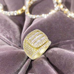 Bague de fiançailles unisexe en argent massif 925 plaqué or avec moissanite taille baguette ronde, sertie à griffes, style hip-hop - Product Image 3