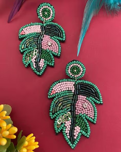 Boucles d'oreilles personnalisées brodées à la main avec des perles de verre bleues de 8 mm et des paillettes pour les magasins d'accessoires de mode à la revente - Product Image 4