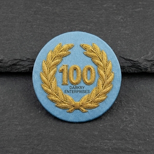 Parche de Regalia Masónica Hecho a Mano con Insignia de Logia de los Fundadores en Alambre de Plata y Terciopelo Rojo - Product Image 2