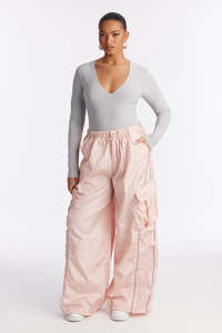 กางเกงคาร์โก้ขากว้างสีชมพูสำหรับผู้หญิง ผ้าไนลอนน้ำหนักเบา สไตล์ลำลอง สตรีทแวร์ รับผลิตแบบ OEM พร้อมรับทำแบรนด์ส่วนตัว - Product Image 4