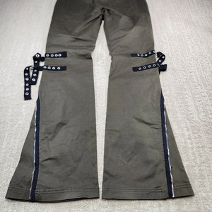Pantalon évasé en jean vert olive pour femme, détails lacés, fermetures éclair latérales, taille haute, coupe ample, longueur cheville, motif géométrique, style vintage - Product Image 2