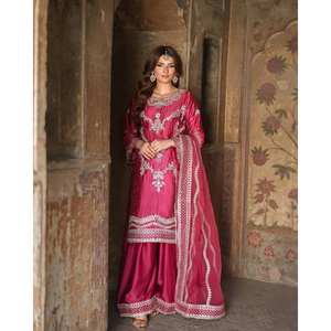 Ensemble de costume de soirée pour femmes de créateur avec haut-plazzo et dupatta, travail de broderie lourd - Product Image 1