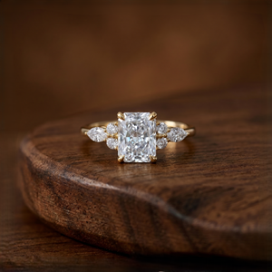 Bague de fiançailles en or 14 carats avec diamant VS1 E, taille radiant certifié IGI, cultivé en laboratoire, avec accent marquise et rond, pour anniversaire et mariage - Product Image 1
