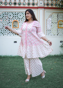 Ensemble Kurta Sharara Dupatta à manches cloche en coton imprimé floral rose col rond grande taille pour femme, décontracté, ethnique, vente en gros, festif - Product Image 2