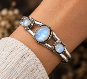 Bracelet manchette en argent avec pierre de lune arc-en-ciel, trois pierres précieuses à reflets bleus et design artisanal vintage - Product Image 6