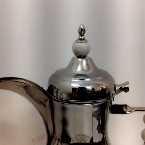 Dallah arabe de luxe en argent avec support de présentation en fil métallique - Serveur à café traditionnel avec élégante poignée perlée en marbre blanc - Product Image 2