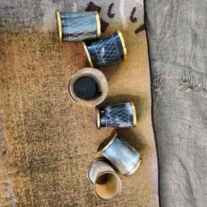 Tasse à boire viking artisanale en corne de buffle écologique, avec base en bois massif, polie à la main, style rustique, unique - Product Image 5