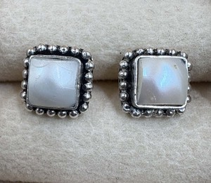 Boucles d'oreilles clous en argent sterling 925 avec perle d'eau douce carrée, bijoux minimalistes classiques en perle blanche pour femmes - Product Image 3