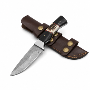 Cuchillo de caza de acero de Damasco con hoja recta de punta caída, mango de cuerno de ciervo y funda de cuero - Product Image 1