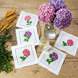 ผ้าเช็ดปากค็อกเทลลายดอกไฮเดรนเยียหลากสี ขนาด 6x6 นิ้ว แบบเย็บริม ทนทาน ใช้ซ้ำได้ เหมาะสำหรับใช้บนเครื่องบิน ผลิตจากผ้าลินิน 100% สำหรับใช้ในบ้าน รับผลิตตามสั่งขายส่ง - Product Image 2