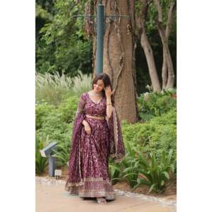 งานปักเลื่อมสีทองพร้อมผ้าไหมลายรัสเซีย duppatta - Product Image 1