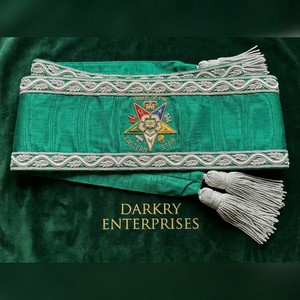 Faja de terciopelo rojo templaria bordada a mano con hilo de oro, insignia masónica personalizada con cruz y corona, y flecos plateados. - Product Image 3