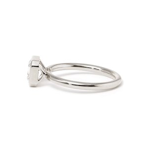 Bague de mariage personnalisée en or véritable avec diamant de laboratoire 1 carat, taille Asscher, sertissage clos, faite à la main, profil bas, style moderne et minimaliste - Product Image 5