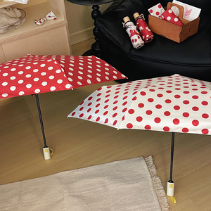 Paraguas de Doble Uso para Sol y Lluvia con Diseño de Lazo, Mango de Madera, Recubrimiento de Pegamento Negro con Puntos Rojos y Blancos, Protección UPF50, Marca OEM - Product Image 4