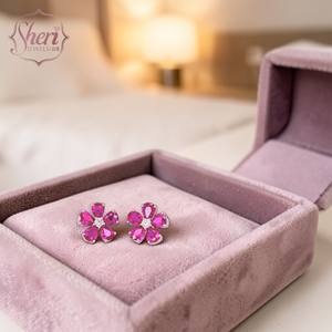 Boucles d'oreilles clous pour femme Sheri Jewels en or blanc massif 18 carats, forme fleur 5 feuilles, serties de rubis naturels, diamants et perles - Anniversaire - Product Image 3
