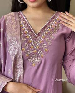 Último Modelo de Kurti para Mujer en Viscosa Chanderi con Bordado, Pantalón en Viscosa Chanderi, Seda Chanderi con Dupatta Jacquard - Product Image 3