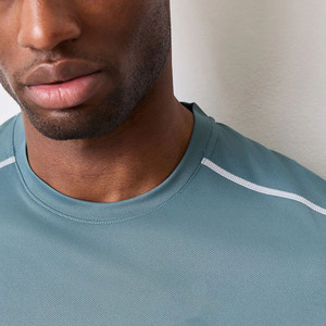 Camiseta de cuello redondo para hombre, manga corta, tejida, lisa, informal, para uso diario, con logo personalizado, proveedor mayorista de Pakistán y China, personalizable. - Product Image 2