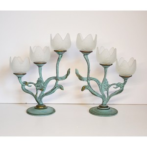 Candélabre en laiton antique avec abat-jour en forme de tulipe givrée, finition patine verte, décoration d'intérieur, design métallique durable - Product Image 1