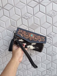 Pochette en cuir bohème, portefeuille sculpté à la main, pochette de créateur élégante pour femme, pochette de tous les jours - Product Image 1