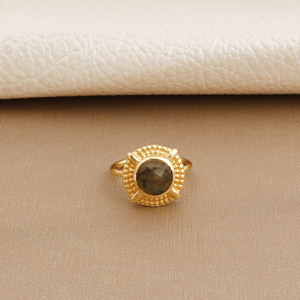 Anillo Solitario Redondo de Rutilo Negro Natural Ajustable Estilo Boho - Anillo de Declaración con Halo de Cuentas Doradas - Joyería Gruesa de Latón Hecha a Mano - Product Image 4