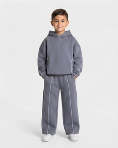 Conjunto Deportivo Personalizado para Niños en Gris Grafito con Líneas en Contraste, Sudadera con Capucha de Felpa de Algodón Suave y Transpirable y Pantalones Deportivos de Pierna Ancha, Fabricante OEM - Product Image 1