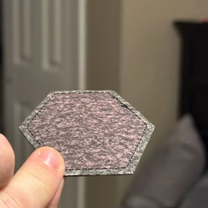 แผ่นหนังติดหมวกคุณภาพสูงแบบใหม่ รูปทรงสี่เหลี่ยม สามารถใช้เลเซอร์ได้ หนังเทียม ระบายอากาศได้ดี ราคาถูก และบริการ OEM ที่ดีที่สุด - Product Image 4