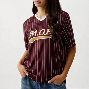 Camiseta de fútbol americano estilo béisbol de malla para mujer, cuello en V, con rayas, logotipo personalizado, poliéster transpirable, ropa de equipo, suministro OEM al por mayor - Product Image 1