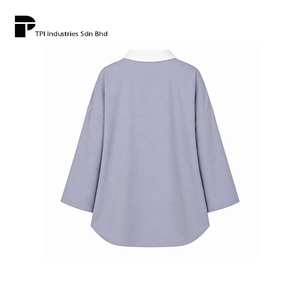 Chemisier contrastant Nelly bleu et blanc, fabriqué en Malaisie, design bicolore, haut modeste à manches longues, sans doublure, en poly-spandex. - Product Image 2