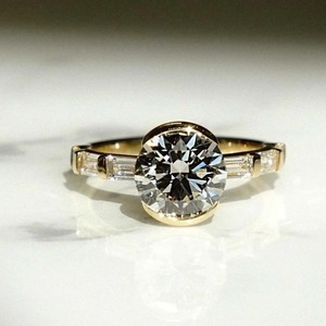 Elegante Anillo de Boda Personalizado con Diamante Cultivado en Laboratorio de 2.00CT, Bisel Central y Baguettes Laterales, Oro Amarillo de 14K, Certificado IGI, Estilo Minimalista - Product Image 1