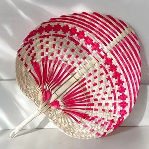 Abanico de mano con logotipo de marca personalizado, abanicos de hojas tejidos a mano, estilo asiático, forma de melocotón, abanico de bambú. - Product Image 3