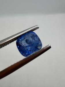 Zafiro azul natural en forma de cojín de 2.10 CT de Ceilán, Sri Lanka, para la elaboración de joyas. - Product Image 2