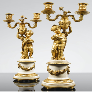 Ensemble de candelabres néoclassiques noirs et dorés à cinq branches avec détails de finition flamboyants, disponibles à prix de gros. - Product Image 3