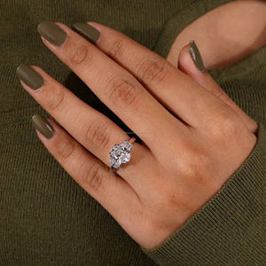 แหวนหมั้นเพชรสามเม็ดพร้อมหินด้านข้างครึ่งดวงจันทร์และการตั้งค่าง่ามคู่สีทอง18K - Product Image 6