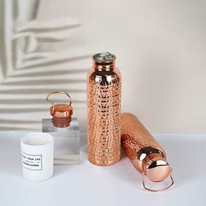 Bouteille en cuivre pour une pause d'hydratation au déjeuner, contribuant à maintenir une consommation d'eau régulière lors d'une journée chargée. - Product Image 6