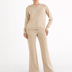 Ensemble de survêtement pour femme : veste zippée à capuche et pantalon large, style moderne, survêtement premium pour femme - Product Image 1