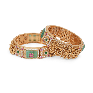 Bracelet en métal de qualité supérieure avec fermoirs à vis, grande pierre menthe en centre, travail de pierres et ghungroos sur les deux côtés - Product Image 2