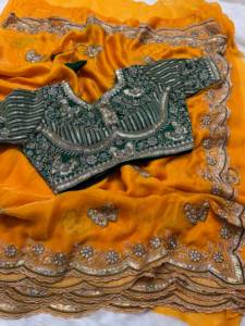 Sari en soie douce de créateur, imprimé floral, avec broderie Cutdana sur toute la surface et bordure découpée, accompagné d'un chemisier entièrement cousu. - Product Image 4