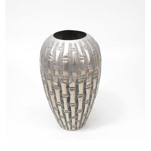 Vase à fleurs élégant en aluminium Art Déco avec un design écologique pour la décoration de la maison et les célébrations de Diwali - Product Image 6