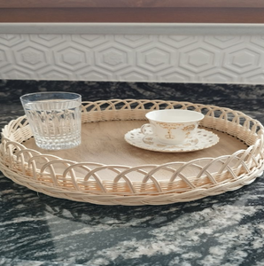Plateau ovale en rotin tressé avec des accents de tissage rayé, base en bois plate et poignées latérales hautes, disponible à prix de gros. - Product Image 3