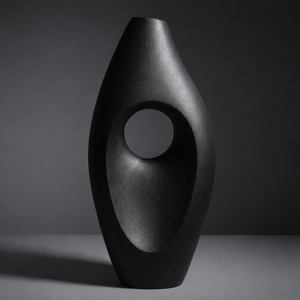 Impresionante Florero de Metal Negro Mate con un Diseño Escultural Abstracto y Central Hueco para Decoración Interior Moderna - Product Image 1