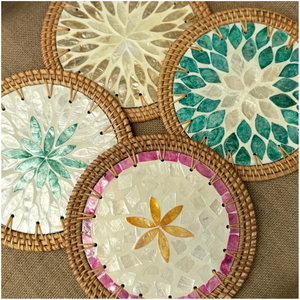 Posavasos de Ratán Tejidos a Mano con Incrustaciones de Mosaico Floral para una Decoración de Mesa de Lujo - Product Image 1