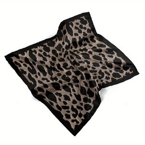 Écharpe carrée élégante en twill de soie satinée à imprimé géométrique pour femme, idéale pour les événements, foulards et bandanas - Product Image 1