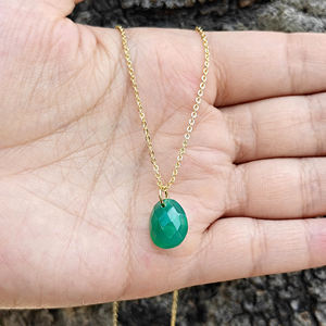 Collier statement léger plaqué or avec pendentif en onyx vert en forme d'œuf et pierres CZ émeraude, pour homme et femme. - Product Image 6