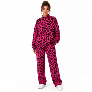 Conjunto de 2 piezas de pantalón rosa con estampado de camuflaje Real Tree, que incluye jersey oversize de manga larga con cuello simulado y pantalón de pierna ancha a juego. - Product Image 3