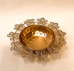 Bol Urli en métal doré traditionnel fait main avec bordure florale complexe et finition martelée pour la décoration de la maison - Product Image 1