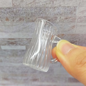 Pichet en verre miniature à l'échelle 1:12 pour la décoration, avec texture côtelée classique, poignée délicate, clarté éclatante - Product Image 3