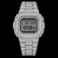 Montre Homme Argentée avec Affichage Numérique et Boîtier Sertie de Pierres Scintillantes – Montre de Luxe Tendance Style Urbain Moderne
