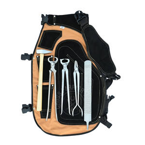 Juego de herramientas para herradores y forjales que incluye pinza para fuego con crimpadora, alicates para pezuñas, delantal de seguridad, herramienta para despegar, martillo puntiagudo y escofina - Product Image 1